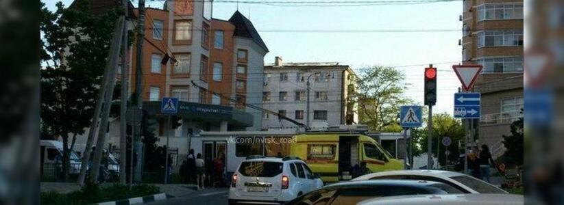 В Новороссийске троллейбус сбил пешехода: девушка перебегала дорогу на красный свет