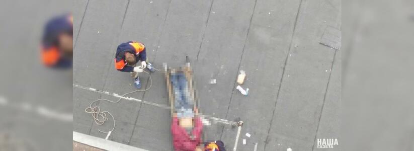 В Новороссийске мужчина выпал с балкона и разбился: рядом с ним лежали буханка хлеба и бутылка молока