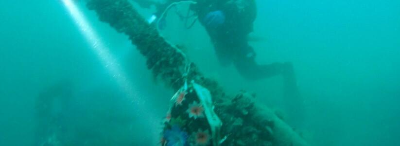 Новороссийские дайверы установили памятный венок на дне Черного моря на глубине 45 метров