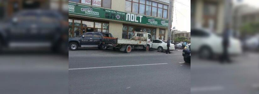 В Новороссийске водитель на «Исузу» вылетел на встречную полосу: грузовик ударил четыре машины