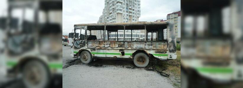 Сегодня ночью в Новороссийске на «взлетке» сгорел автобус