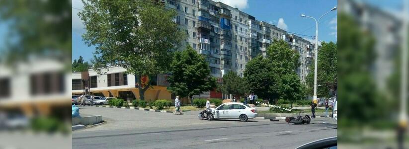 В Новороссийске сбили мотоциклиста: он решил объехать пробку по разделительной полосе