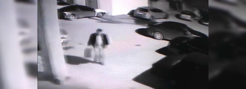 Видеокамера засняла, как в Новороссийске ночью мужчина сливает бензин с припаркованных автомобилей