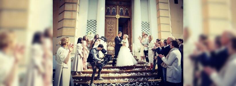 В Сети появились фото, на котором популярный певец позирует с девушкой в свадебном платье