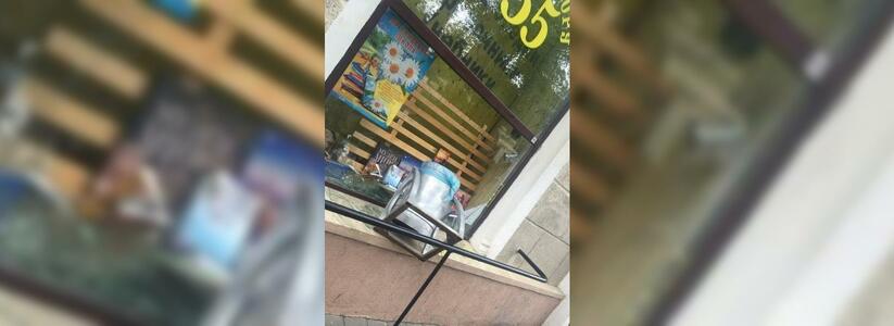 Злой умысел или случайность? Полицейские Новороссийска выясняют, как уличная урна оказалась в окне книжного магазина