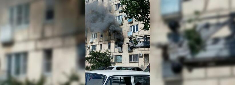 В Новороссийске на Мысхакском шоссе полностью выгорела малосемейка: тушить пожар мешали припаркованные авто