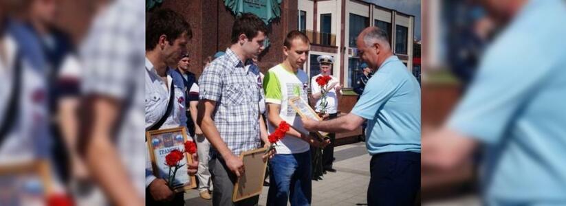 В Новороссийске наградили ребят, которые спасли тонущего во время ливня велосипедиста