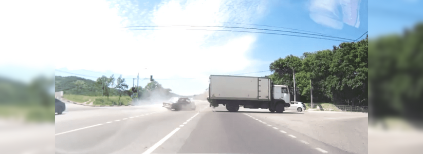 ДТП под Новороссийском попало на видео: столкнулись грузовик «МАЗ» и автомобиль «ВАЗ»
