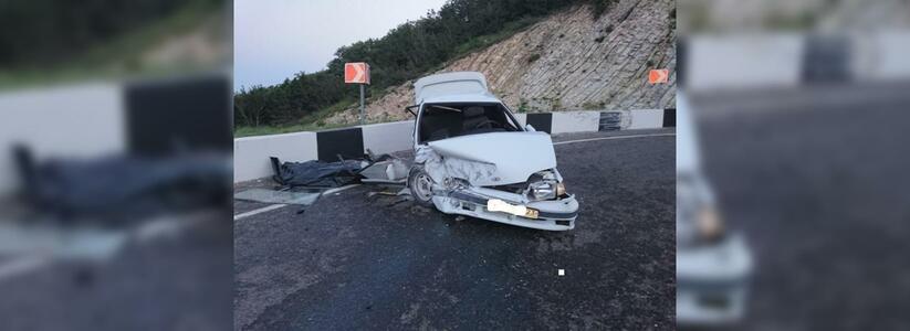 В Новороссийске пьяный водитель врезался в дорожное ограждение: пассажир авто погиб