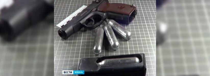 В Краснодаре пьяный мужчина, хвастая оружием перед товарищем, устроил стрельбу прямо на детской площадке