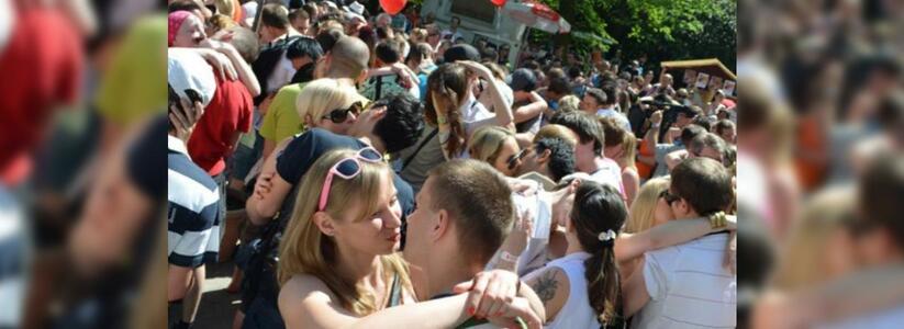 Отведать трехметровый пирог и поучаствовать в массовом поцелуе в Новороссийске: афиша мероприятий ко Дню семьи