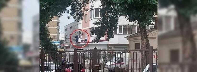 В Краснодаре молодой человек готовил сюрприз для девушки и сорвался с 12 этажа
