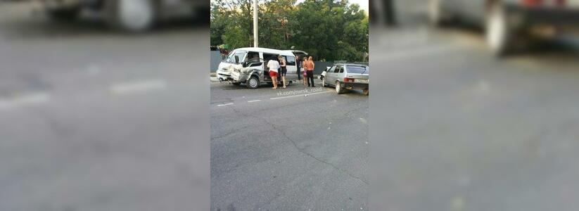 ДТП в Новороссийске: припаркованный «ВАЗ» покатился и врезался в «Тойоту»
