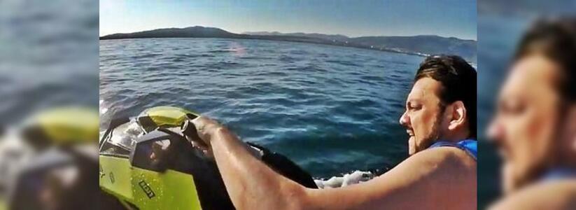 Филипп Киркоров рассекал по волнам в Анапе на гидроцикле: отдыхающие снимали артиста на видео