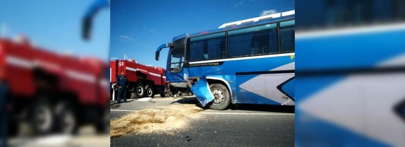 В Анапе в ДТП попал вахтовый автобус: пострадало два человека