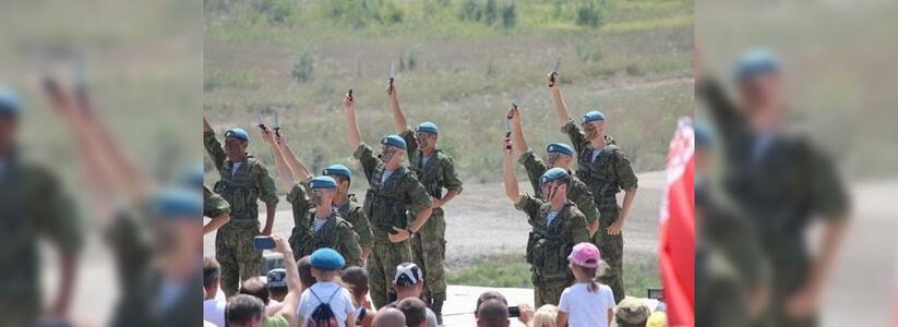 Фоторепортаж с празднования дня ВДВ в Новороссийске: прыжки парашютистов, танковый вальс и иностранные десантники