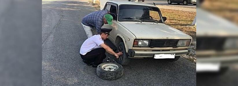 В Геленджике сотрудники ДПС помогли пенсионеру, у которого спустило колесо на «пятерке»