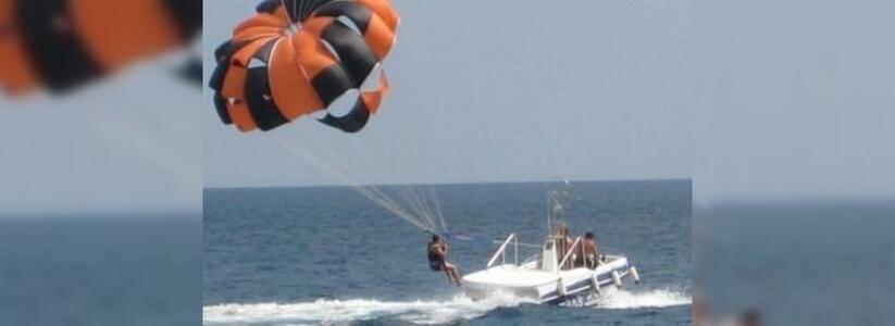 В Анапе мужчину ветром унесло в город на водном парашюте