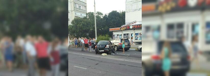 Массовое ДТП в Новороссийске на улице Волгоградской: в аварии столкнулось сразу пять машин, один человек пострадал