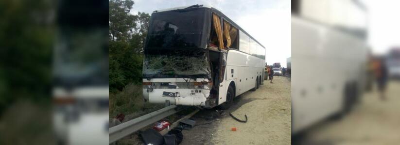 Пассажирский автобус из Новороссийска столкнулся с грузовиком и катком: в ДТП пострадали шесть человек