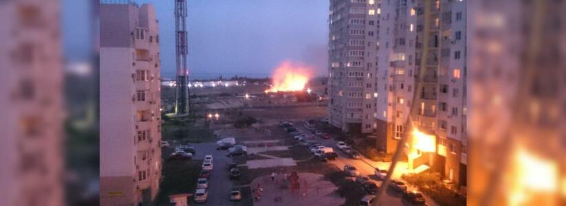 В Новороссийске на улице Мурата Ахеджака тушили пожар