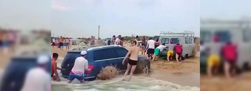 Очевидцы засняли на видео, как на кубанском пляже «Мерседес» укатился в море