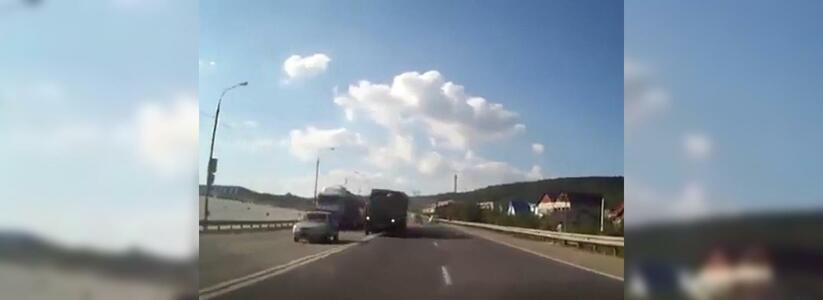 В сети появилось видео несущегося по трассе под Новороссийском неуправляемого зерновоза