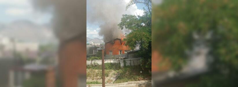 В центре Новороссийска горят два здания: огонь тушат и пожарные, и сами жители домов