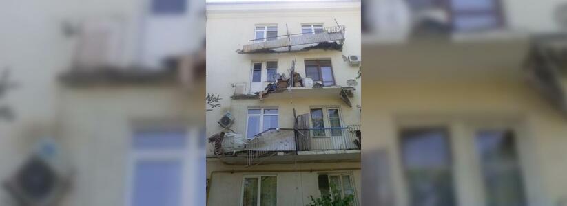 В Новороссийске обрушился балкон: его обломки повредили два других балкона