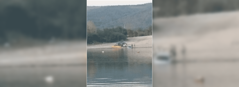 Под Новороссийском в озере утонул автомобиль