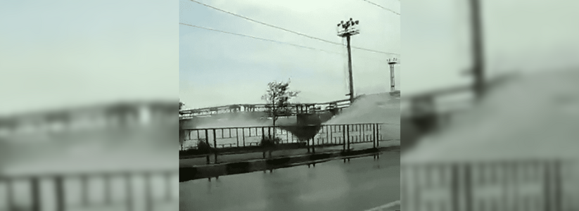 В Новороссийске прорвало водопровод: очевидцы сняли видео, как хлестала вода на Магистральной улице
