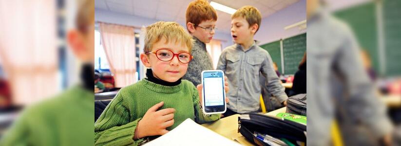 В России запустят приложение для родителей: они смогут увидеть оценки и прогулы своего ребенка