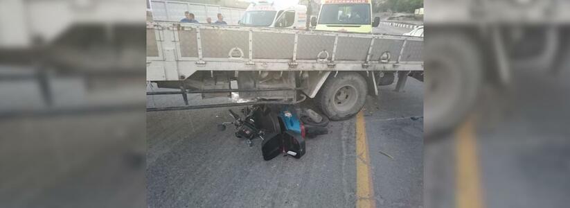 На Шесхарисе в серьезном ДТП пострадал мопедист: "Ниссан" не уступил ему дорогу