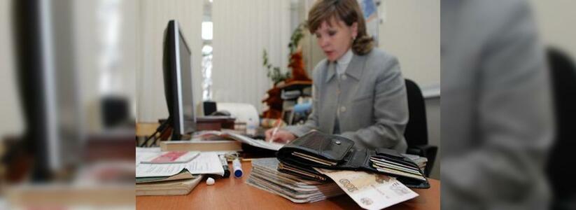 Медведев поручил увеличить оклад в учительских зарплатах
