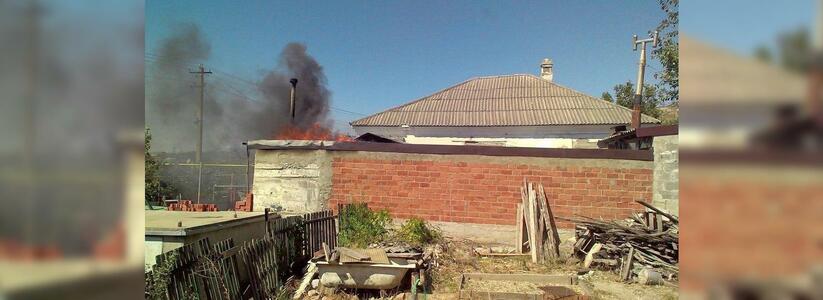 В Новороссийске пожарные тушили пламя, разбушевавшееся на крыше здания