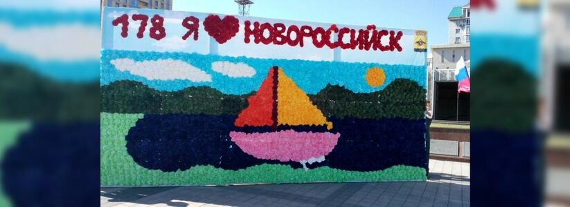 День города: новороссийцы сделали гигантскую открытку из 3 000 бумажных цветков