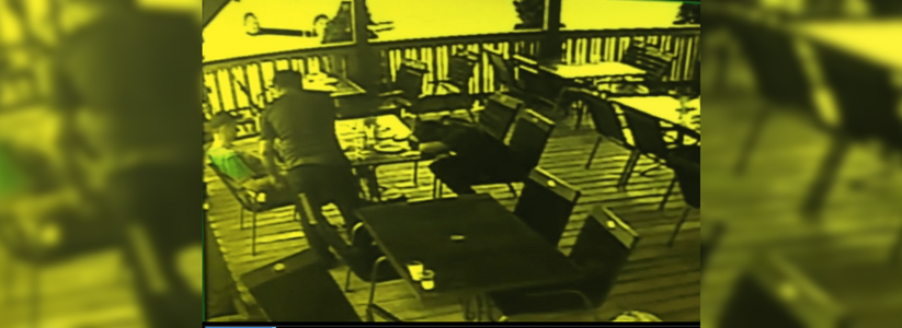В Новороссийске двоих обокрали в кафе, пока они спали: этот момент попал на видео