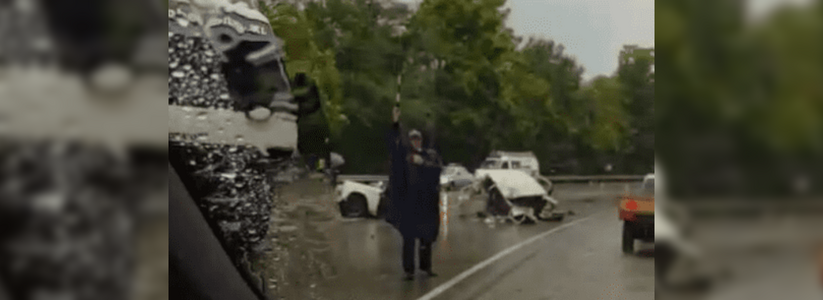 В Краснодарском крае в результате ДТП легковой автомобиль разорвало на две части:  пассажир погиб на месте