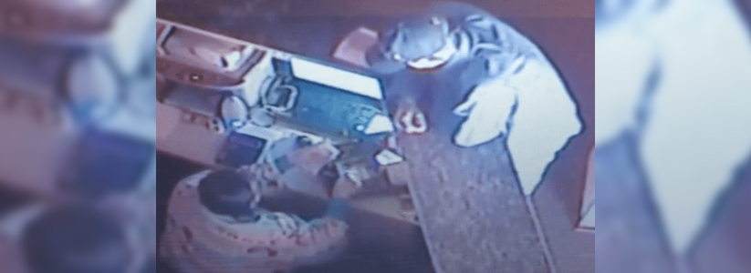 Камера видеонаблюдения запечатлела, как клиент ограбил новороссийскую букмекерскую контору