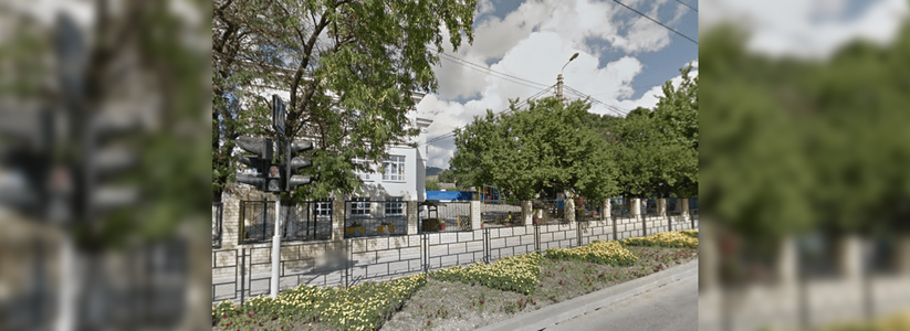 В Восточном районе Новороссийска, возле школы №18, местные жители нашли тело мужчины