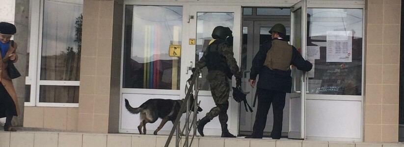 Сегодня эвакуировали людей из здания многофункционального центра в Новороссийске