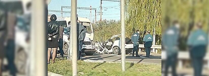 Под Краснодаром столкнулись «Приора» и микроавтобус: водитель легковушки погиб