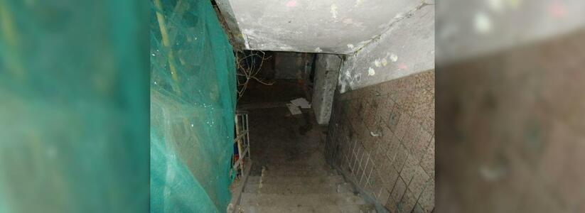 На Кубани в подвале нашли двух брошенных малышей: они лежали на полу и кричали