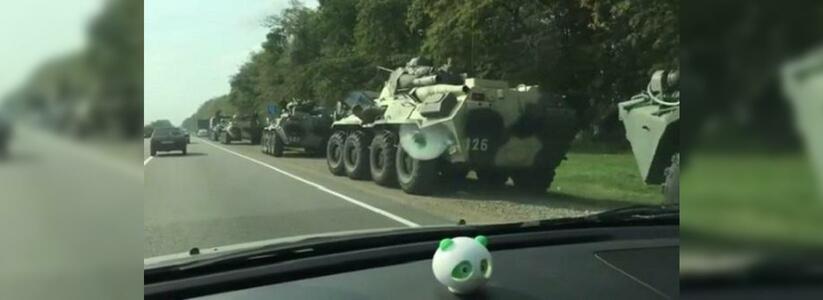 Жители Краснодара засняли на видео огромную колонну военной техники