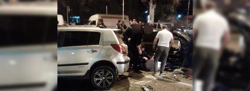 Уличные камеры засняли, как в Краснодаре 19-летний парень спровоцировал массовое ДТП: столкнулись сразу 6 автомобилей