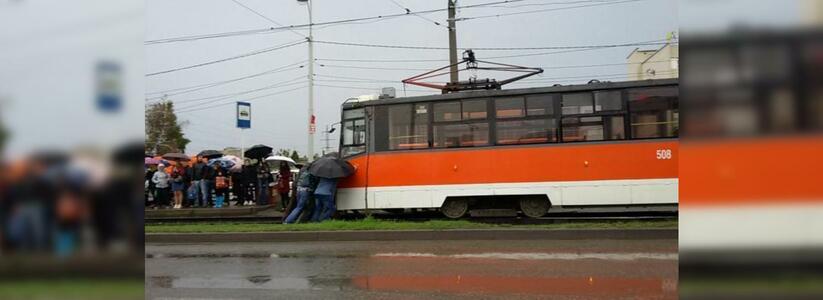 Фото толкающих трамвай краснодарцев набирает популярность в Сети