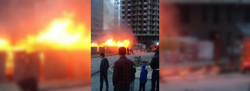 В Новороссийске случился пожар на стройке: забор едва сдерживал клубы дыма и огня