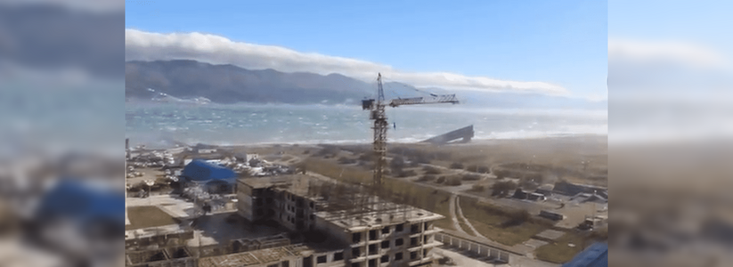 Жители Новороссийска сняли видео, как строительные краны кружатся под порывами сильного ветра