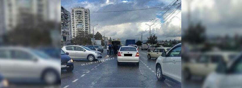 ДТП в Новороссийске: мужчина на «ВАЗе» без водительского удостоверения проехал на красный, врезался в «Рено» и скрылся