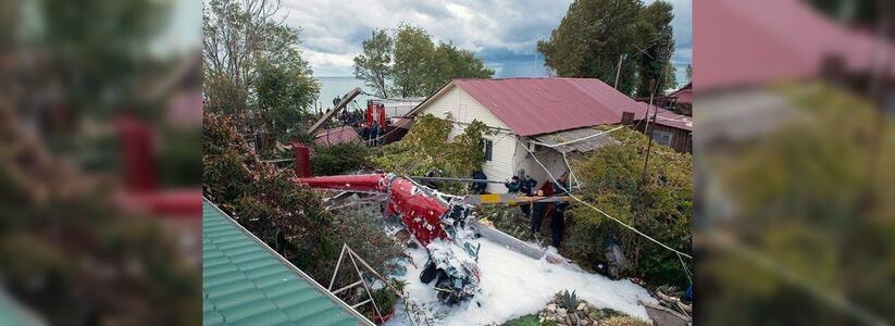 В Сочи вертолет с пассажирами упал на жилой дом: очевидцы выложили в сеть видео авиакатастрофы